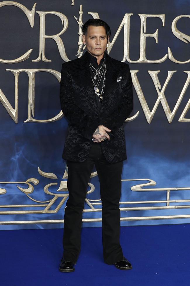 Johnny Depp memamerkan penampilan eksentrik dengan jas velvet dan tumpukan aksesori perak yang trendi. Foto: Getty Images