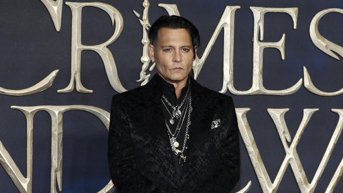LONDON, ENGLAND - NOVEMBER 13: Johnny Depp attends the UK Premiere of Fantastic Beasts: The Crimes Of Grindelwald at Cineworld Leicester Square on November 13, 2018 in London, England. (Photo by John Phillips/Getty Images)