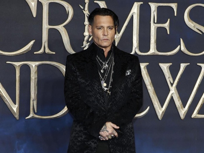 LONDON, ENGLAND - NOVEMBER 13: Johnny Depp attends the UK Premiere of Fantastic Beasts: The Crimes Of Grindelwald at Cineworld Leicester Square on November 13, 2018 in London, England. (Photo by John Phillips/Getty Images)