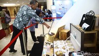Jika dihitung, total 52 barang gratifikasi yang dilelang melalui portal lelang Indonesia atau lelang.go.id maka nilainya Rp 49,49 juta.