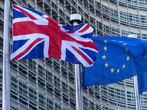 Negosiator Uni Eropa Kena Corona, Kesepakatan Dagang Brexit Ditunda