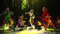Tari-tarian yang ditampilkan mengangkat unsur budaya khas Indonesia.