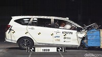 Sedikit kejutan dari adik Avanza, Calya. Mobil mendapatkan rating 4 bintang untuk perlindungan orang dewasa. Dan perlindungan anak kecilnya pun lebih baik dari Avanza yakni 4 bintang. Mobil yang dites merupakan varian 1.2 G manual tahun 2016. Foto: ASEAN NCAP