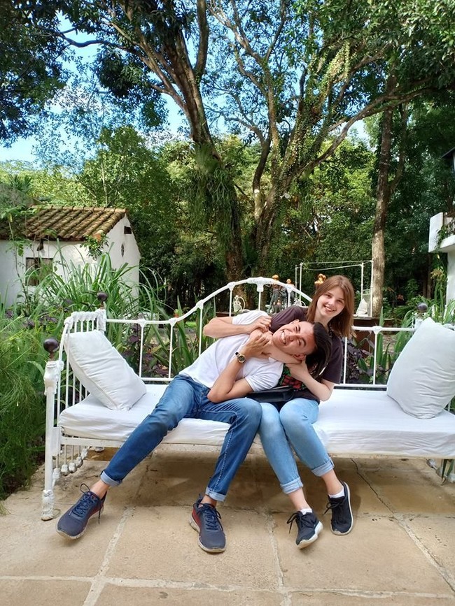 Baik Eugene dan Viktorija pun menghabiskan banyak waktu bersama mulai dari mengunjungi tempat-tempat yang ada di Filipina hingga mencoba berbagai makanan khasnya. Foto: Facebook