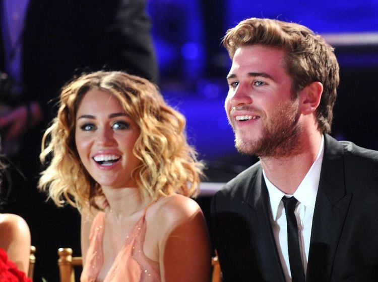 Jadi Korban, Miley Cyrus dan Liam Tetap Donasikan Rp 7,3 Miliar