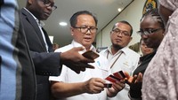 Nur Pujianto pun sharing dan menjelaskan perihal semua Program Keluarga Harapan kepada Assistant Project Accountant Nigeria Cash Transfer Office Adam Ibraheem Salisu, di Contact Centre PKH, Kementerian Sosial. Foto: dok. Kemensos