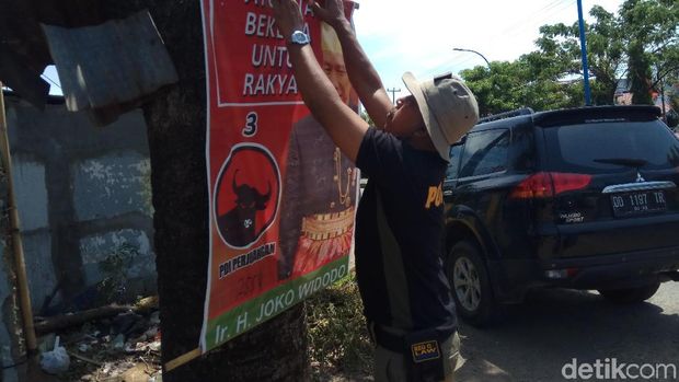 Penertiban atribut kampanye di Maros, Sulsel, Rabu (14/11/2018)