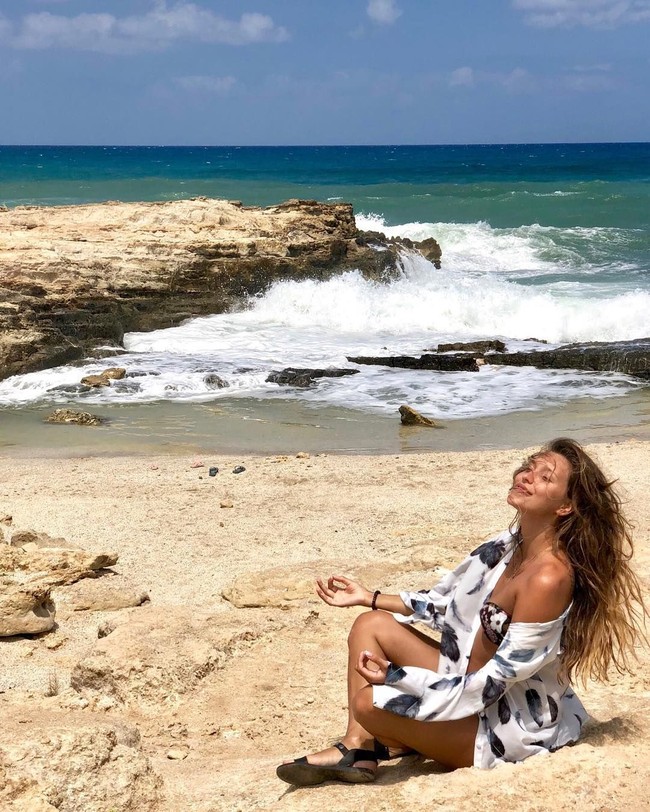 Penyanyi berusia 28 tahun yang jadi host di sebuah acara seri perjalanan yang disebut Oryol i Reshka ini juga melanjutkan pernyataannya untuk menggambarkan pengamatannya tentang senyuman di Amerika Serikat dan Jepang. Setelah berada di Amerika dan Jepang, aku menyadari bahwa aku mewaspadai orang-orang yang sengaja tersenyum, jelas Regina. Foto: Instagram @reginatodorenko