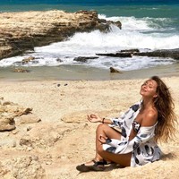 Penyanyi berusia 28 tahun yang jadi host di sebuah acara seri perjalanan yang disebut Oryol i Reshka ini juga melanjutkan pernyataannya untuk menggambarkan pengamatannya tentang senyuman di Amerika Serikat dan Jepang. Setelah berada di Amerika dan Jepang, aku menyadari bahwa aku mewaspadai orang-orang yang sengaja tersenyum, jelas Regina. Foto: Instagram @reginatodorenko