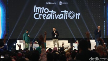 Wali Kota Surabaya Tri Rismaharini menjadi moderator komika Pandji Pragiwaksono dan Ernest Prakasa dalam sesi Comedy Makes Money di ajang InnoCreativation.