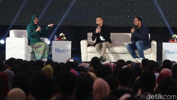 Wali Kota Tri Rismaharini tak kuat menahan tawa saat menjadi moderator kedua komika tersebut.