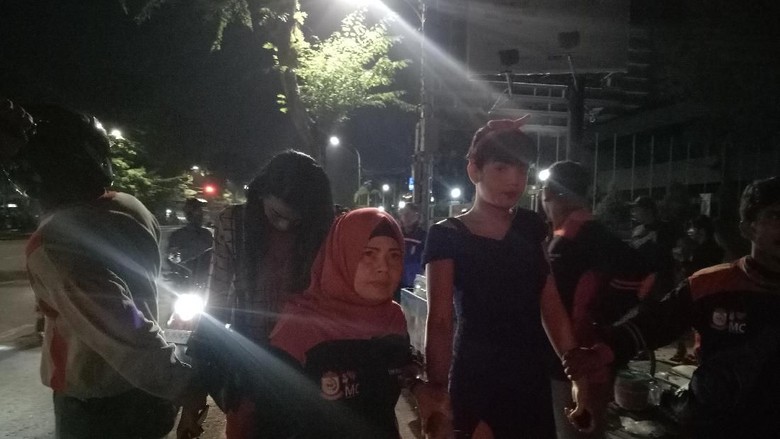 Pasangan Mesum-Waria Kena Razia Penyakit Masyarakat di Makassar Pasangan Mesum-Waria Kena Razia Penyakit Masyarakat di Makassar