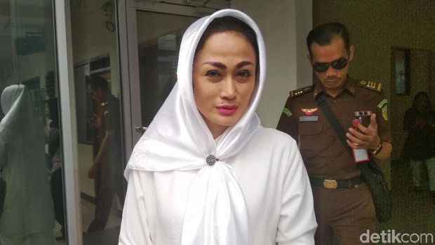Kedekatan Syahrini dengan Reino Barack hingga Irjen Pol BS-Sisca Dewi