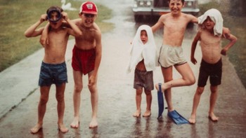 Asyik bermain air ketika kecil. Foto: boredpanda