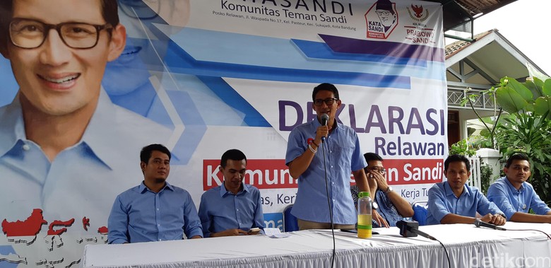 Sandiaga: Tak Masuk Akal Kami Cetak Poster Raja Jokowi Sandiaga: Tak Masuk Akal Kami Cetak Poster Raja Jokowi