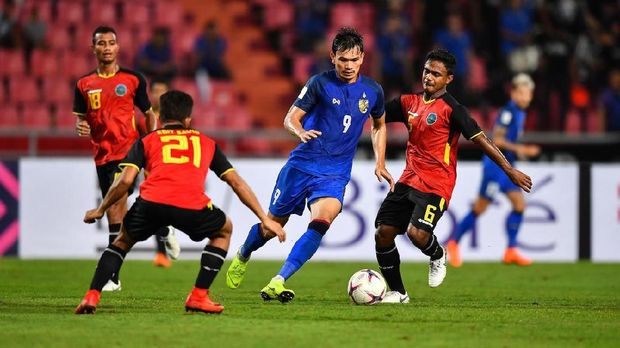 Striker Thailand Adisak Kraisorn jadi ancaman serius lini belakang Timnas Indonesia.