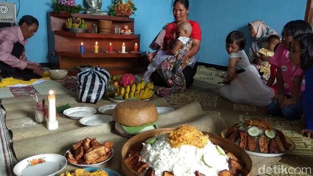 Mengintip Khusyuknya Tradisi Potong  Rambut  Gimbal di 