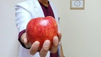 Boy Abidin adalah sosok dokter yang kerap hadir di program Dr. Oz Indonesia yang tayang di Trans TV. Pria murah senyum ini ternyata seorang foodies lho. Ia kerap pamer momen makannya di instagram. Foto: instagram @boyspog