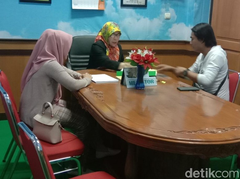 Rona Bahagia Charly Van Houten di Sidang Mediasi Rona Bahagia Charly Van Houten di Sidang Mediasi
