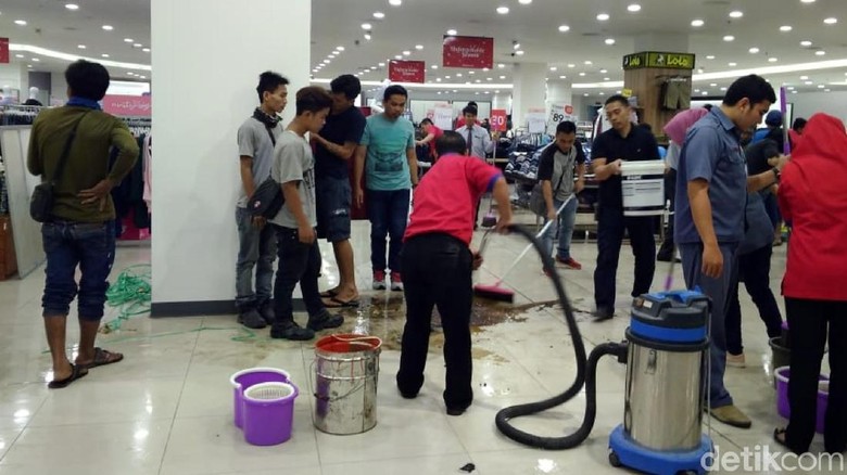 Hydran Bocor Dikira Kebakaran, Pengunjung Mal Sukabumi Berlarian Hydran Bocor Dikira Kebakaran, Pengunjung Mal Sukabumi Berlarian