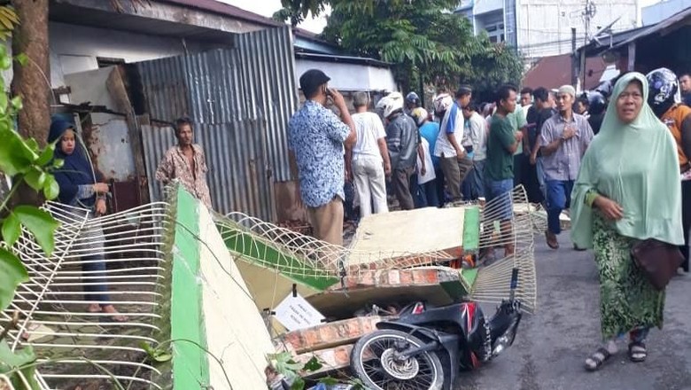 Pagar Tembok SD di Pekanbaru Roboh, 2 Orang Tewas Pagar Tembok SD di Pekanbaru Roboh, 2 Orang Tewas