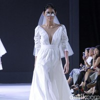 Fashion show Stella Rissa menampilkan koleksi gaun pengantin di IPMI Trend Show 2019, Senayan City, Jakarta, Selasa [13/11/2018]. Foto: Mohammad Abduh/Wolipop