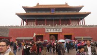 Inilah pemandangan lautan manusia yang lazim traveler lihat di Forbidden City, China. Jantung megah China ini memang jadi destinasi favorit para turis mancanegara dan turis lokal. (Rita/detikTravel)