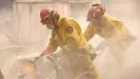 Setidaknya lebih dari 6.600 rumah hancur dalam kebakaran kali ini, begitu juga dengan 1.032 bangunan komersial dan infrastruktur lainnya. Juru bicara pemadam kebakaran California, Erica Bain, mengungkapkan upaya pemadaman masih akan terus dilakukan. Hingga kini pemadaman kebakaran di sejumlah titik itu baru 30% yang berhasil ditangani dan pihak pemadam kebakaran pun terus bekerja untuk memadamkan total kebakaran tersebut. Terray Sylvester/Reuters.