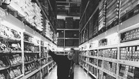 Punya kemampuan di bidang teknologi, Saaih juga jago menentukan sudut foto yang keren meskipun tengah memilih kopi di supermarket. Foto: Instagram @saaihalilintar
