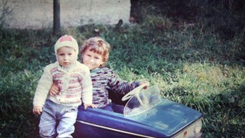 Dua saudara saat masih kecil. Foto: boredpanda