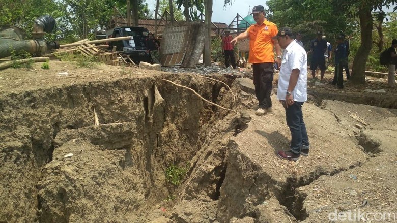 Tanggul Bengawan Solo Kembali Longsor, Rumah dan Kandang Direlokasi Tanggul Bengawan Solo Kembali Longsor, Rumah dan Kandang Direlokasi