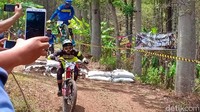 Traveler pecinta wisata sepeda juga bisa menikmati indahnya Air Terjun Sedudo. (Sugeng/detikTravel)