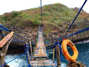 Jembatan Gantung Pulau Kalong yang Bikin Deg-degan