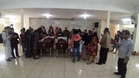 Keluarga mengelilingi empat peti jenazah warna coklat di Rumah Duka Gereja Oikumene Lahai Roi, Pasar Rebo, Cijantung, Jakarta Timur. Foto: Alfons/detikcom