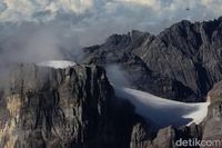 Puncak di Pegunungan Jayawijaya yang tertutup es abadi (Afif Farhan/detikTravel)