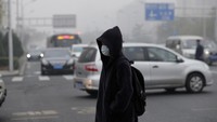 Warga diperingatkan untuk waspada terkait asap ini. Tampak warga Beijing menggunakan masker dalam kegiatan sehari-hari (Foto: Dok. REUTERS/Jason Lee)