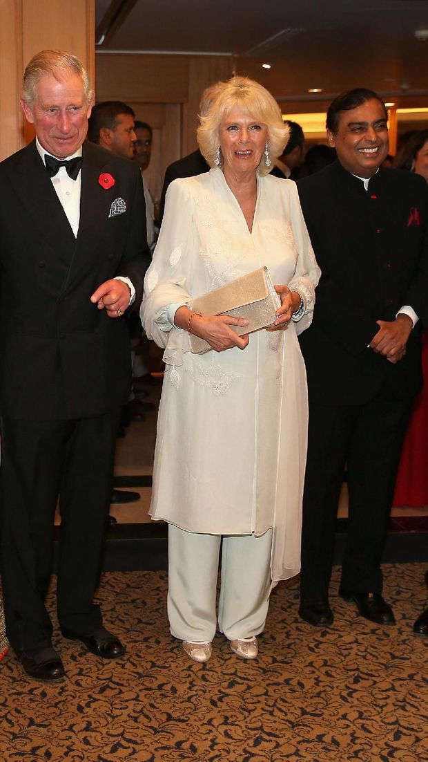 Mukesh Ambani (kanan) saat bersama Pangeran Charles dan Camilla Parker Bowles.
