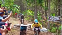 Berada di ketinggian 1.438 mdpl, lokasi main sepeda ini cukup sejuk. Untuk mengenalkan lokasi wisata ini, Polres Nganjuk menggelar Sedudo Enduro Kapolres Cup 2018. (Sugeng/detikTravel)