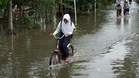 Sebanyak 2.707 rumah di Kabupaten Cilacap, terdampak banjir dengan ketinggian mencapai 70cm akibat cuaca ekstrim yang memicu curah hujan dengan intesitas tinggi selama dua hari terakhir. Antara Foto/Idhad Zakaria.