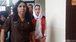 Dengan Borgol di Tangan, Sisca Dewi Tiba di PN Jaksel