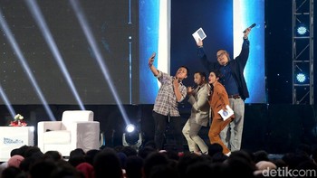 Sambil berkeliling panggung Giring memaparkan potensi e-sport di Indonesia.