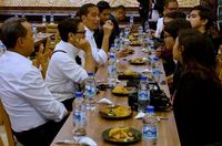 Di Singapura, Jokowi Santap Bebek Goreng, Sayur Asem dan Sambal Terasi