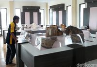 Salah satu petugas yang memandu wisatawan (Pradito Rida Pertana/detikTravel)