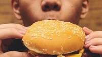 Saaih paling suka makan burger, bahkan ia sering keliling dunia untuk mencicipi berbagai burger enak di sana. Foto: Instagram @saaihalilintar