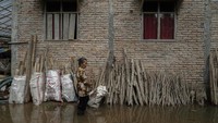 Warga melakukan aktifitas di sekitar rumah yang terendam banjir di Desa Kedungbenda, Nusawungu, Cilacap, Jateng, Selasa (13/11/2018). Antara Foto/Idhad Zakaria.