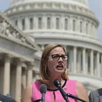 Seperti perempuan pada umumnya, Kyrsten juga senang bersolek. Terlihat dari gayanya yang modis dalam balutan gaun feminin. (Foto: Getty Images)