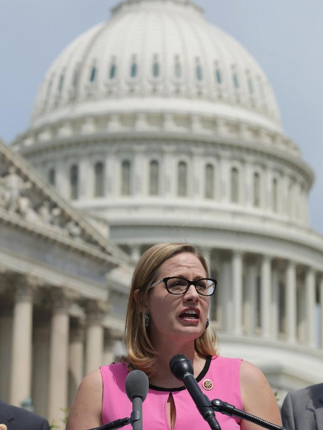 Seperti perempuan pada umumnya, Kyrsten juga senang bersolek. Terlihat dari gayanya yang modis dalam balutan gaun feminin. (Foto: Getty Images)