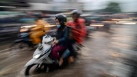 Banjir nampak merendam Jalan A.H Nasution, Bandung, Selasa (13/11/2018). Antara Foto/Raisan Al Farisi.