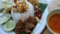 ari daging yang kering juga biasa jadi lauk nasi gemuk. Emping atau kerupuk jadi pelengkapnya. Kuah kari yang kental bisa disajikan terpisah, Foto : Instagram @ollarichsen