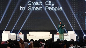 Dari atas panggung, dia menyerukan anak muda di Tanah Air untuk berani mencoba dan tak pantang menyerah.